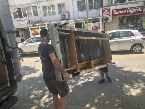 Качване на мебели по стълби от екипа на АТОМ
