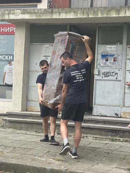 Качване на мебели по стълби от екипа на АТОМ